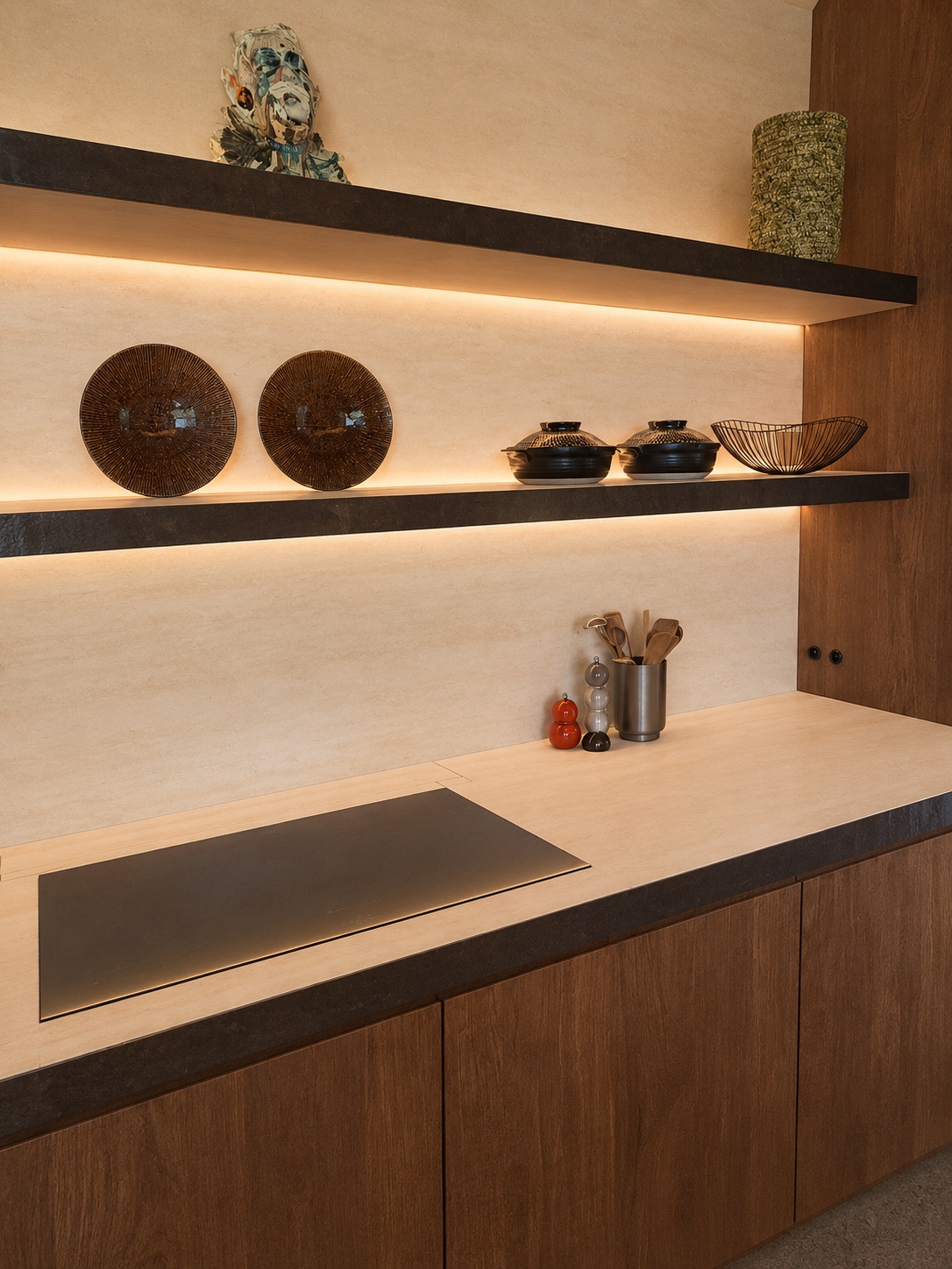 QUARIOM travertine kitchen countertop detail